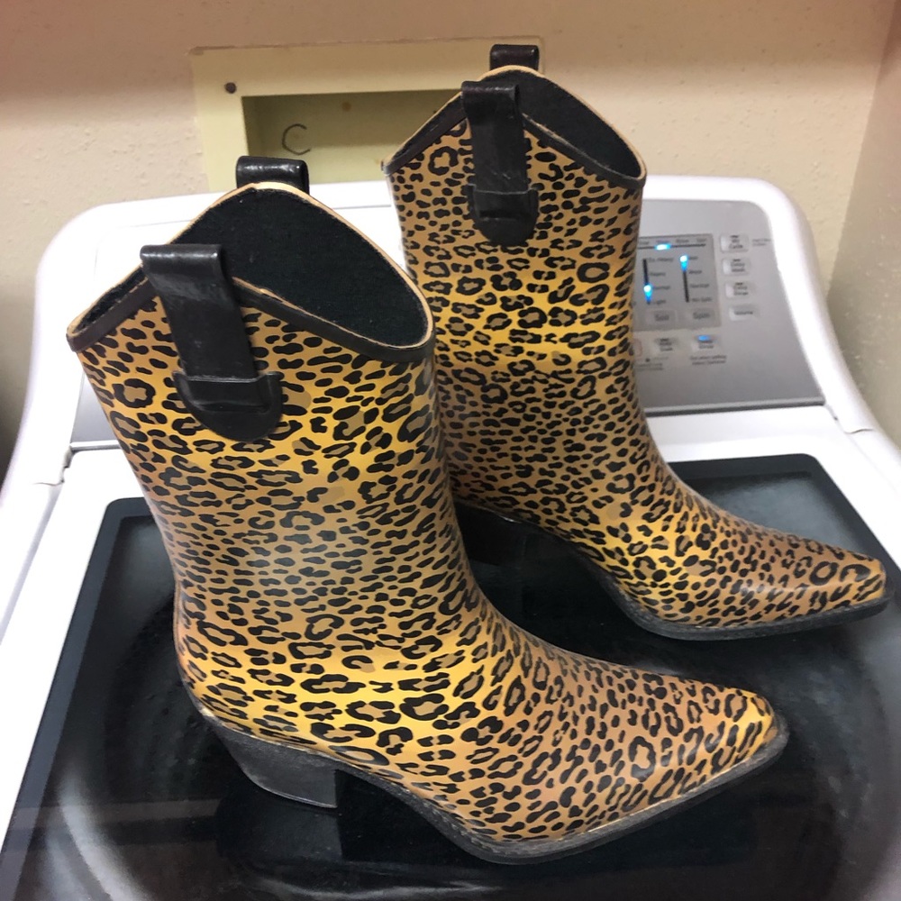 Size 8 Leopard rain boots